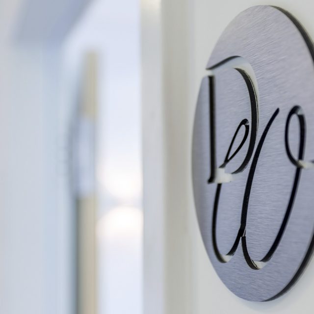 Discover White - Logo